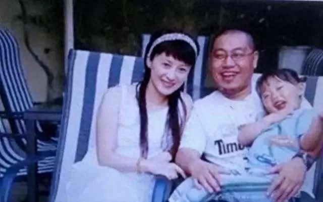 她嫌丈夫丑不想要孩子,丈夫宠爱将240万交给她,女儿今20岁
