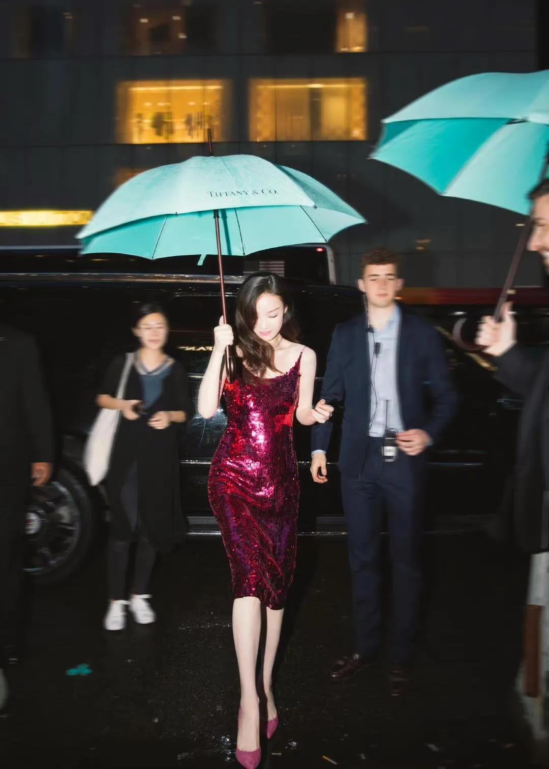 倪妮和景甜同穿一款裙子，两人都不尴尬，美女撞衫是没有意义的