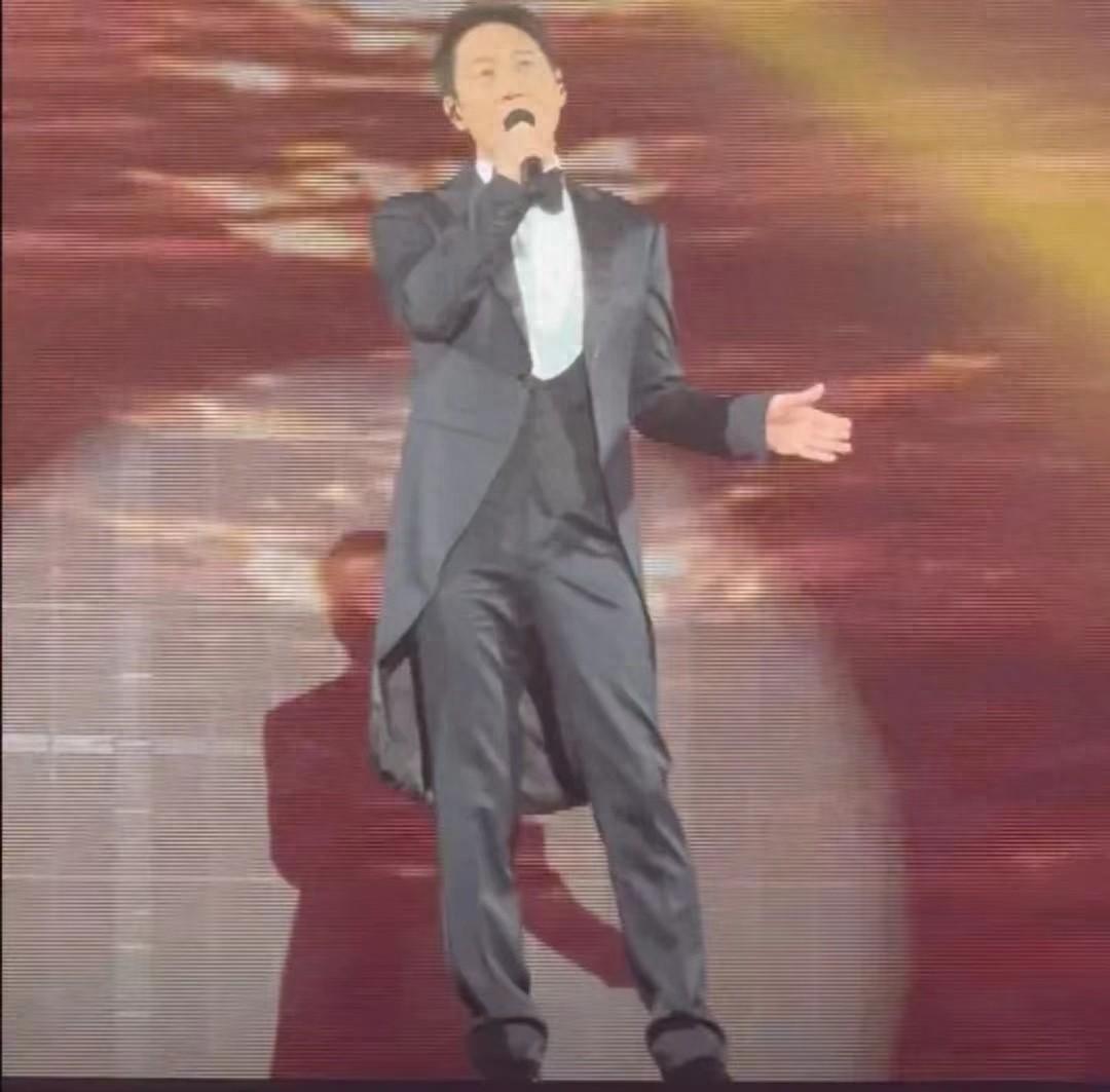 黎明盛大演唱会：众多名人捧场，快歌坐着唱成亮点