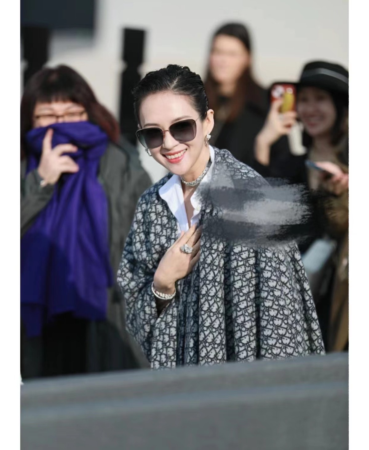 章子怡|章子怡在时装周给大家争光！首秀待遇输韩女团，穿皮裙出场成女王