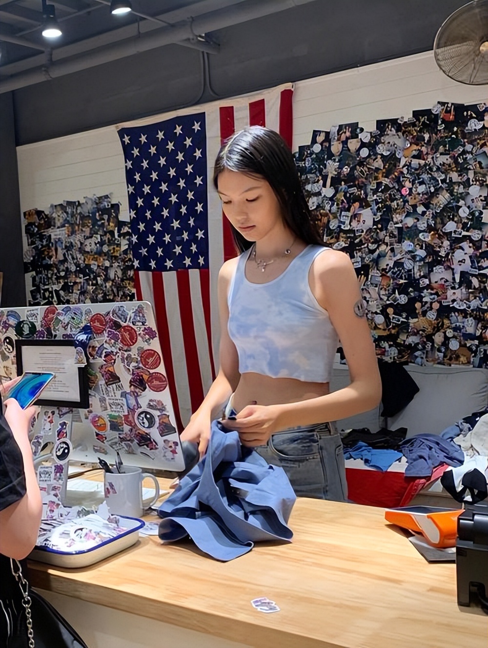 网友偶遇杨幂逛BM,穿15000外套疯狂购物,美女店员身材超过杨幂