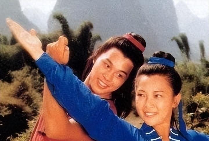 李连杰晒妻子近照,61岁利智衰老似老奶奶,反观前妻的状态依然优雅