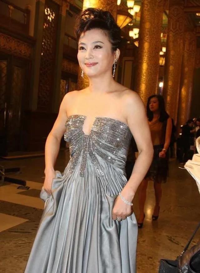 李玲玉年龄越大越饱满，就是有点不知道低调，穿抹胸裙中间还加V