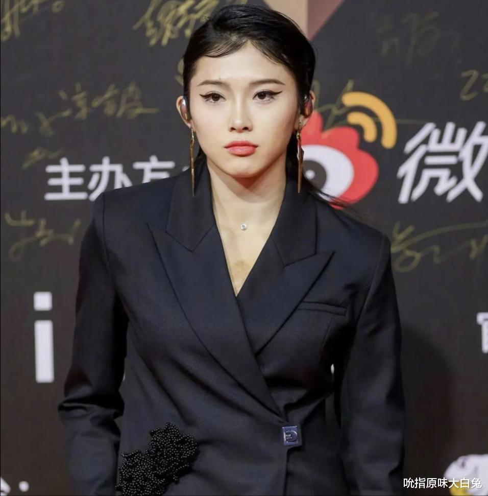 吴艳妮成绩一般，长相平庸，为何能经常出现在跟体育不沾边的场合