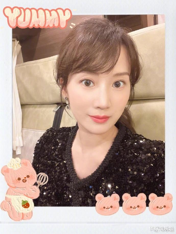 “阔太”李念带三胎儿子出游,辣妈年轻漂亮,萌宝白白胖胖超可爱