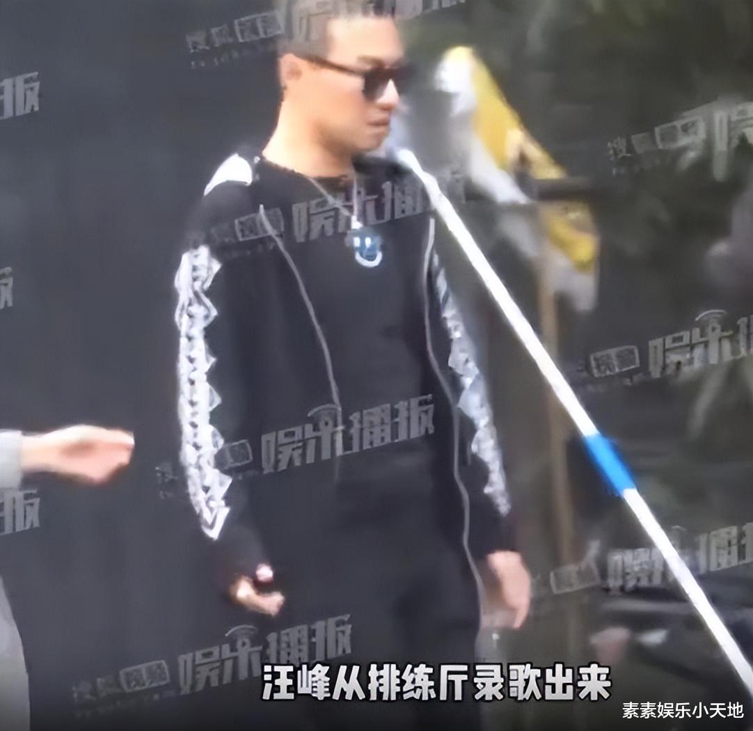 汪峰离婚后首现身：面色十分凝重，剃平头穿紧身裤心情很不好