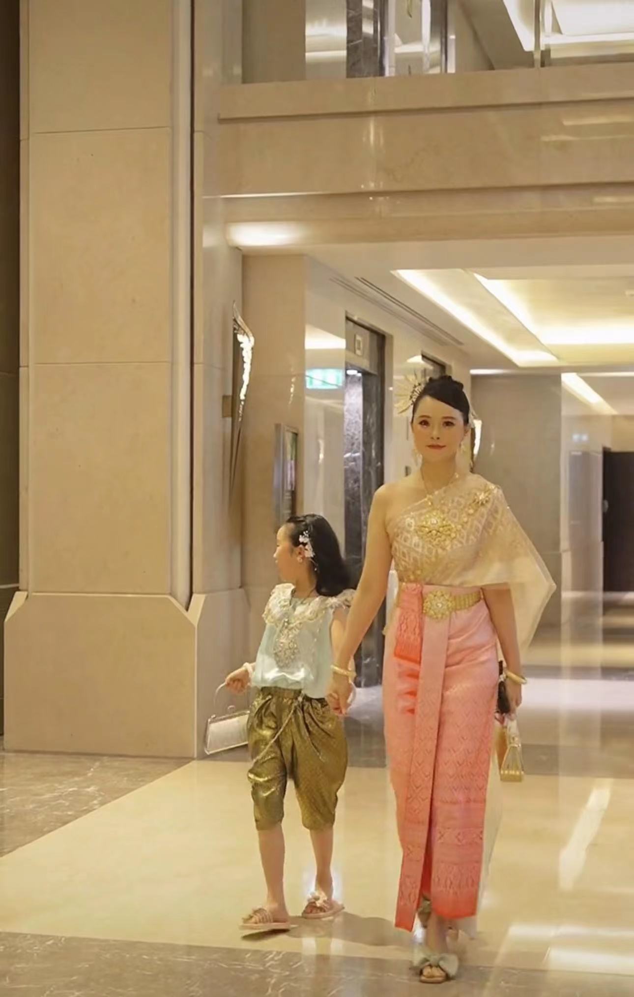 伊能静|伊能静携全家穿泰服合影!疑发福虎背熊腰,米粒首曝正脸颜值逆袭