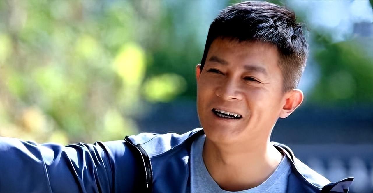 演员杨志刚：面瘫还结巴，却被三哥“强捧”13年，大姑竟是他亲妈