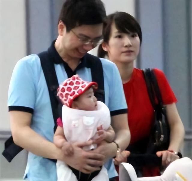 李念|李念官宣三胎产子！产后照白皙漂亮，儿子头发浓密被哥哥姐姐围绕