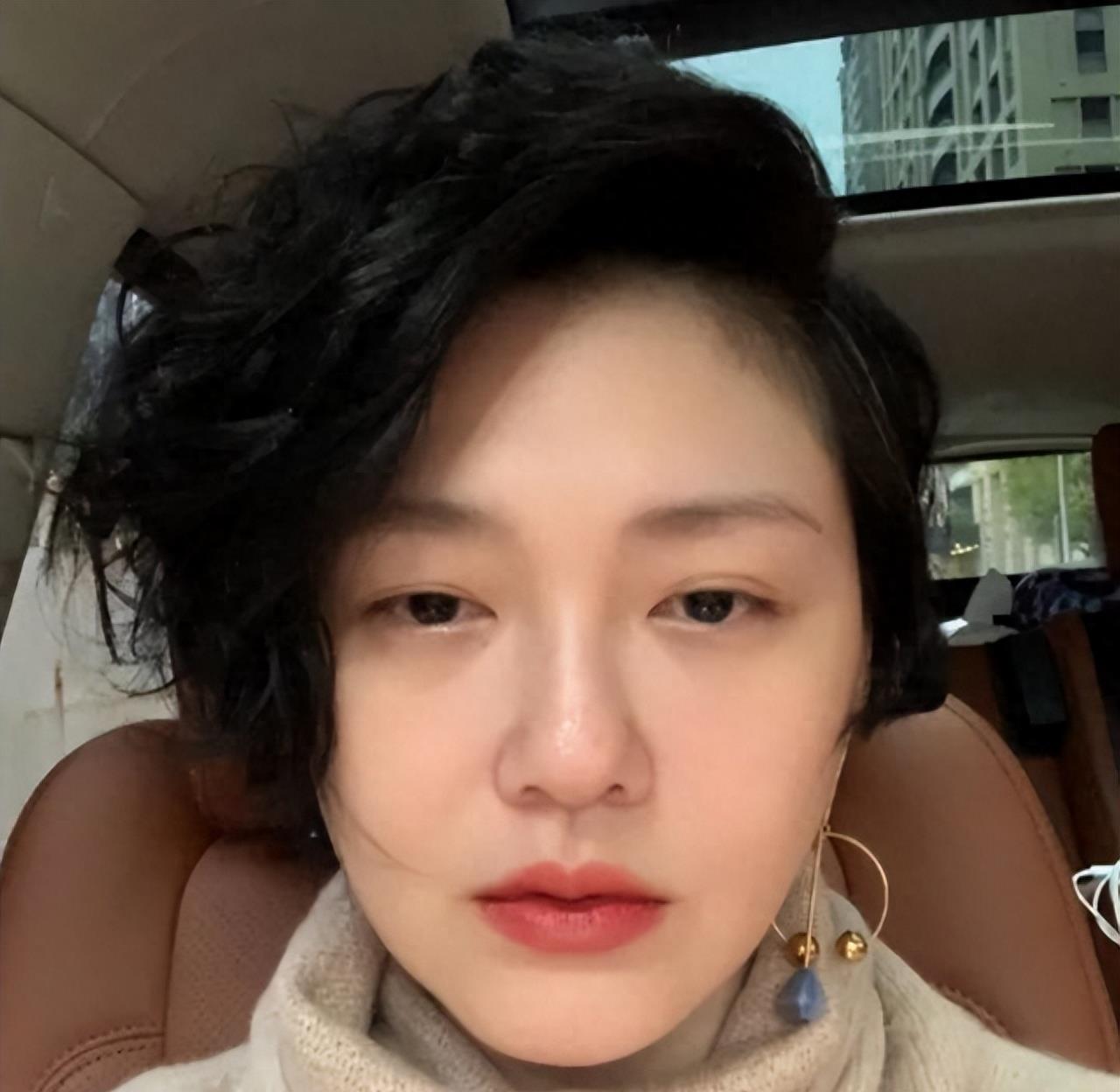 大S产后首露面,素颜美颜惊艳众人,网友赞叹恢复神速