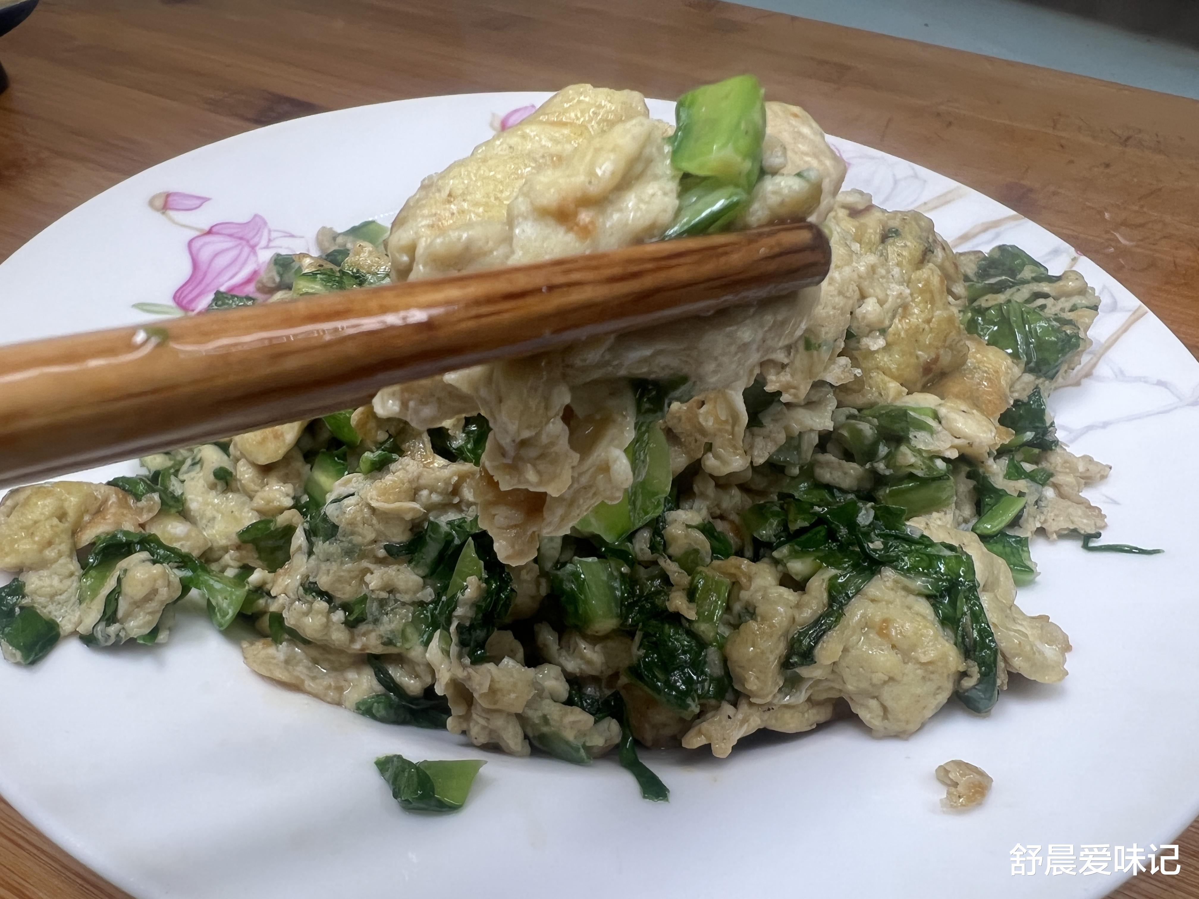 油麦菜|一把油麦菜加4个鸡蛋简单一炒,鲜嫩咸香,爽口开胃不油腻,好吃
