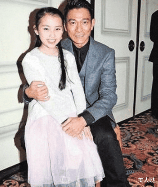 刘德华10岁女儿正面照曝光，长相甜美清秀完全是朱丽倩翻版，与爸爸共用同款鹰钩鼻太吸睛