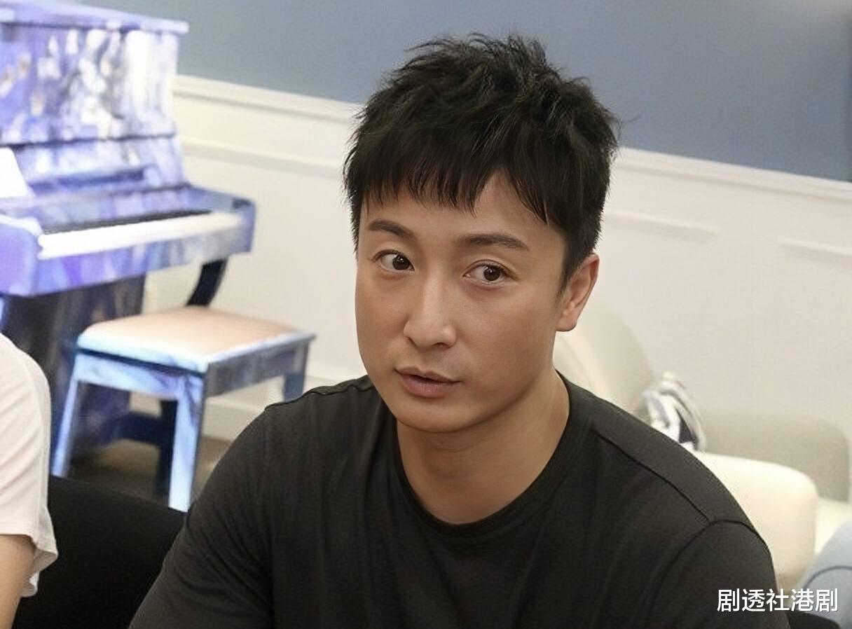 龙马精神|恭喜！香港知名荧幕男神被曝新恋情，新任女友是艺术家长相漂亮