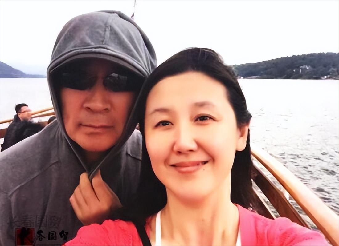 69岁寇振海现状:白发老态,儿子上高中,妻子风韵犹存