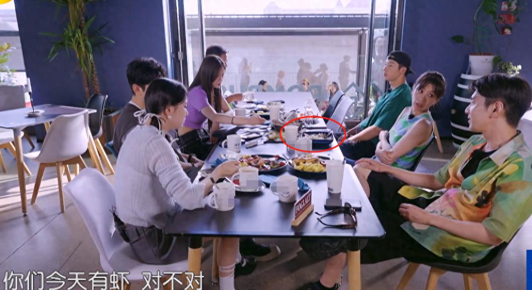 48岁贾静雯真实食量曝光,至今体重不过90斤,炸鲜奶只敢吃一小块