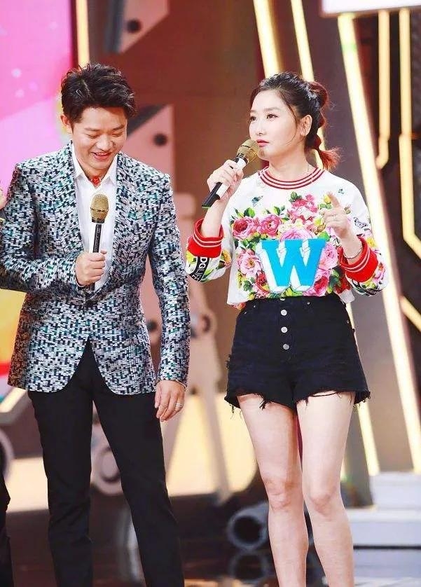 凤凰传奇：原来玲花的身材这么性感吗？