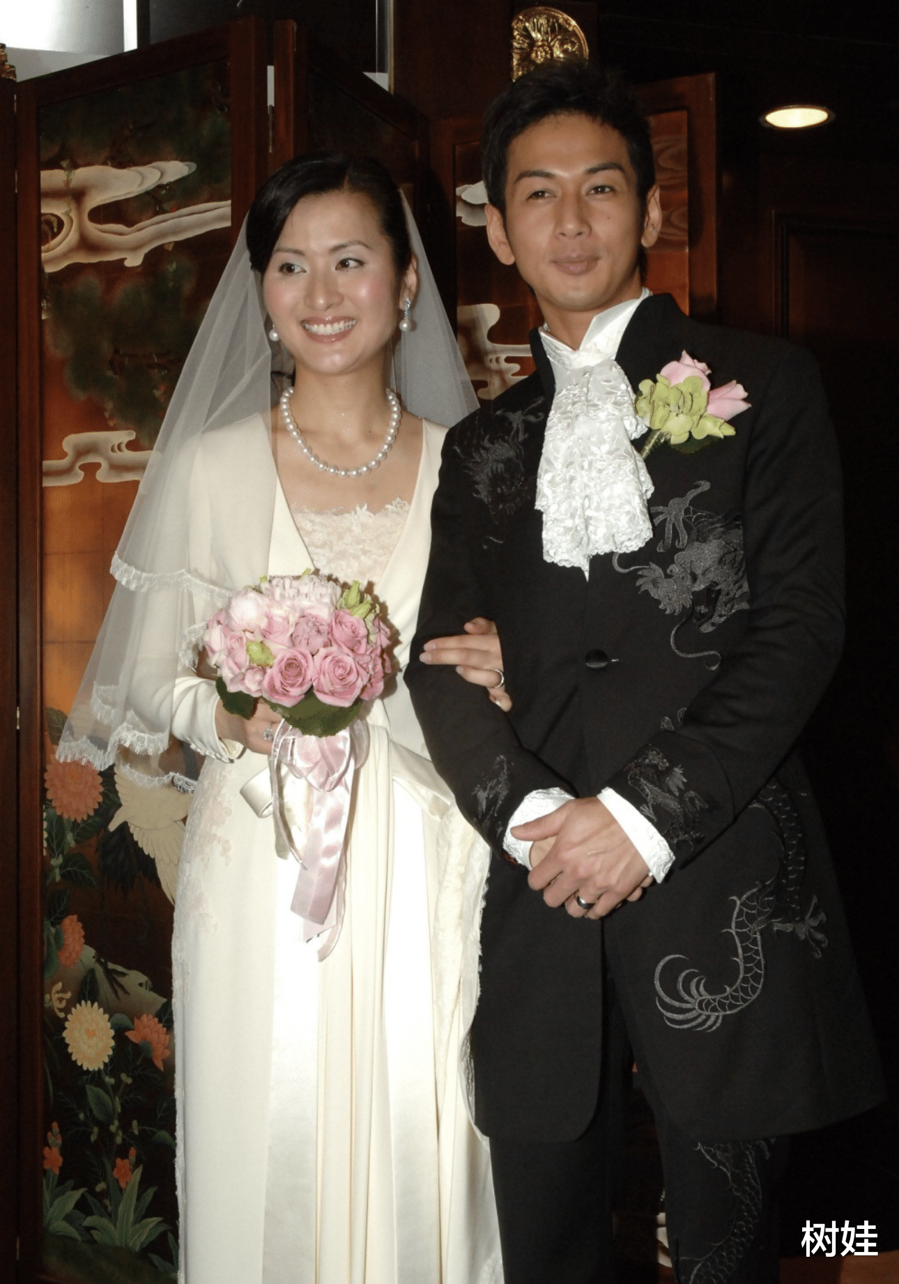 51岁TVB绿叶宣布离巢，入行30年发展平平，岳父资产45亿不愁生活