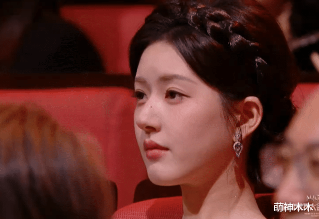 微光盛典太尴尬!何炅主持嘴瓢,颖儿蔡文静撞衫,嘉宾累到打呵欠