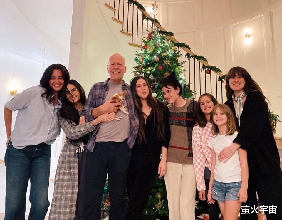 贝索斯游艇上招待黛米·摩尔,一起宠爱吉娃娃,53岁未婚妻半含酸