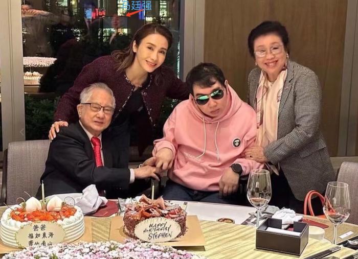 电影|51岁黎姿为母亲庆生,与妈妈相拥母女情深,父亲满头白发年迈沧桑