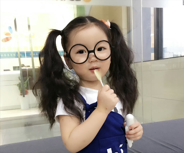 童星阿拉蕾：4岁出道年收入百万，自称要赚钱养弟弟，现状如何？