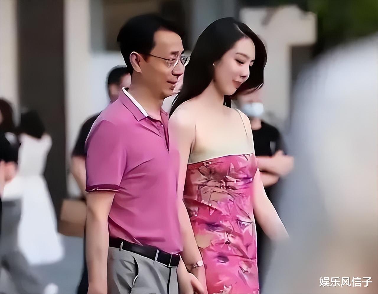 “牵手门”董小姐再惹争议,私房照曝光秀好身材,姿势妖娆很撩人