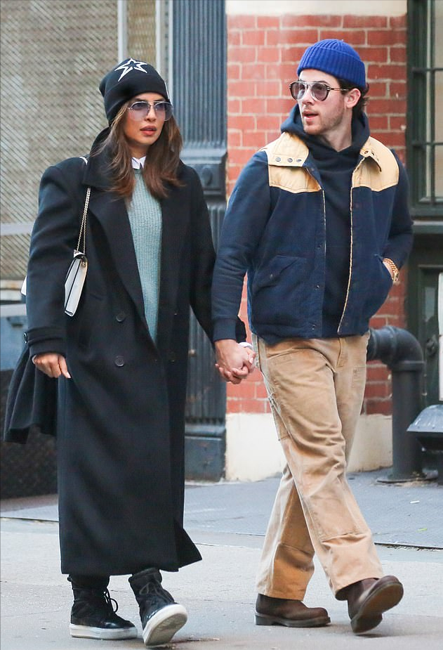 印度国宝级巨星和鲜肉老公约会!红裙超美,和小10岁老公甜得很