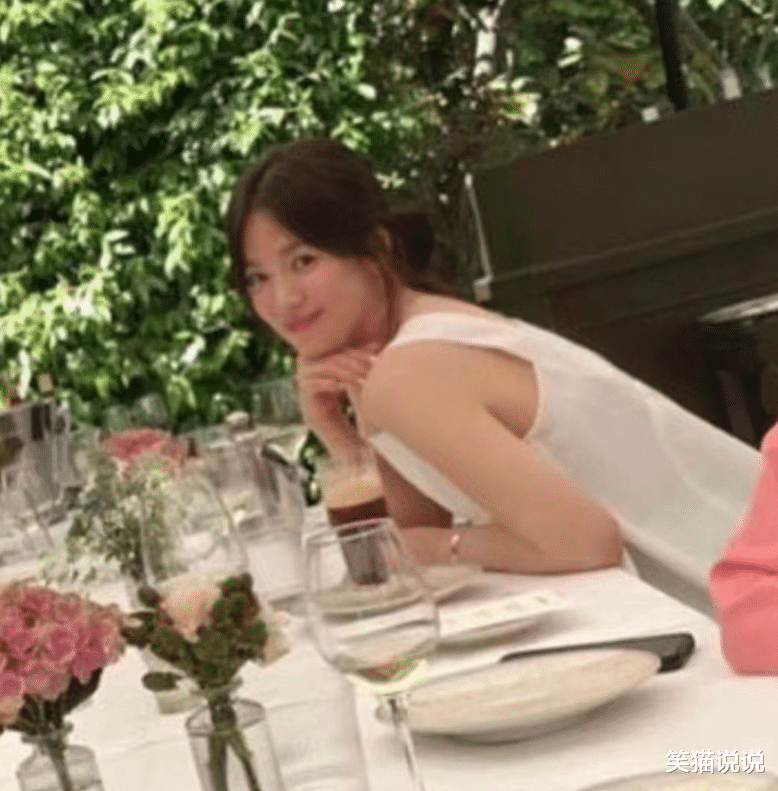 |宋慧乔好友晒其照片：乔妹坐湖边好惬意，与友人合照显俏皮