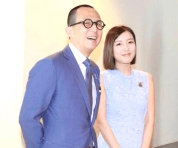 李泽楷|李泽楷公开现身!老外保镖保护,西服金挂饰惹眼,梁洛施倾心之人