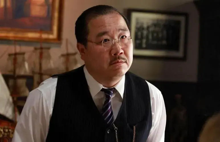 英达与田岷恋情曝光,街头牵手拥抱亲吻,时尚穿搭引关注