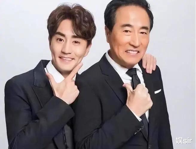 王玉雯|杨玏王玉雯恋情再添实锤,不惧10岁年龄差,手牵手画面曝光太甜蜜