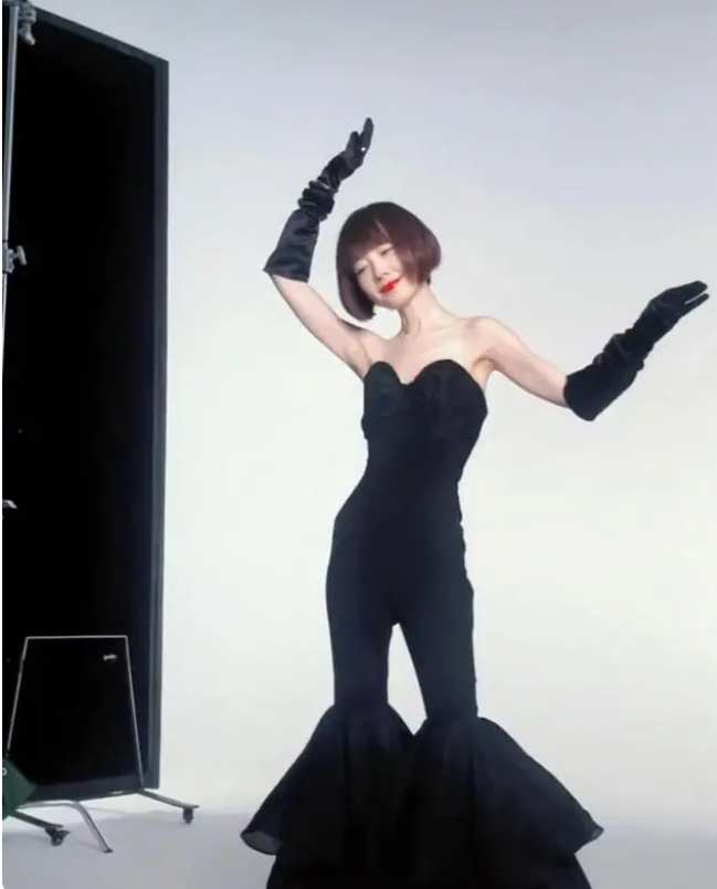 昔日搭档成仇人！鲁豫晒时尚大片被嘲讽，网友质问为何要黑乐嘉？