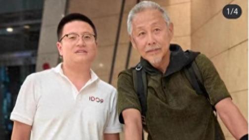 68岁陈道明被偶遇，穿500元真丝T，头发胡子已全白，膝盖伤痕明显