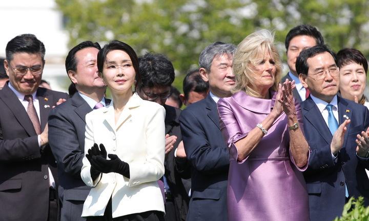 第三天 韩第一夫人访美第三天又换三套！罕见扎马尾可真嫩，真成时装秀