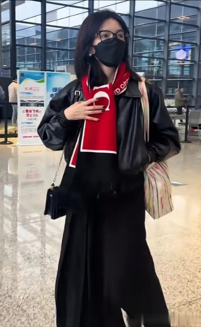 37岁江疏影和33岁蓝盈莹同框，一个米色卫衣一个红色卫衣谁更美