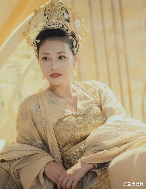 周海媚粉丝自发去别墅悼念!家周围荒凉一片,母亲带着骨灰已返港