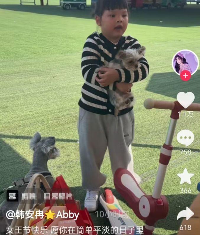 韩安冉|韩安冉带女儿外出烧烤，4岁小猪妹模样大变，蹲地上逗狗显邋遢
