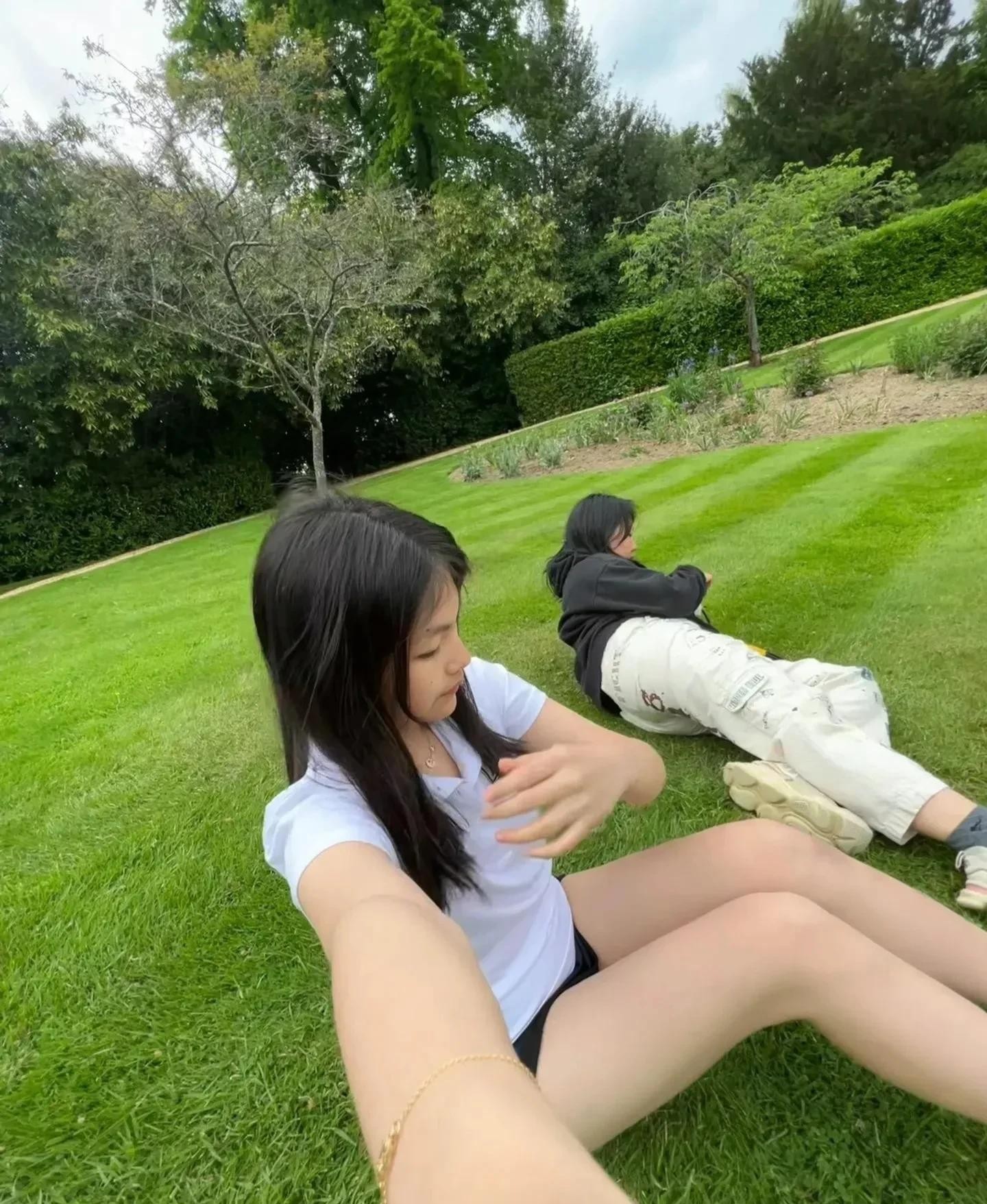 |李湘14岁女儿晒英国生活!出门坐劳斯莱斯,住千万奢华别墅显潇洒