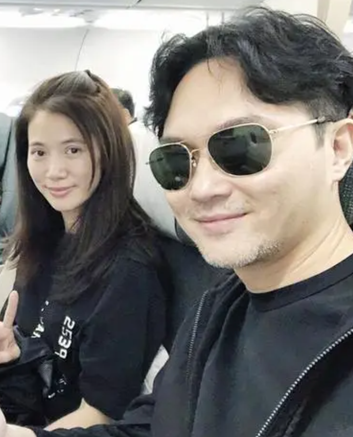 52岁张智霖携娇妻欧洲旅游!满头白发胡须苍白,夫妻恩爱叫人羡慕