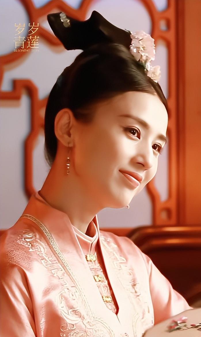 当40岁的黄圣依跟36岁何泓姗站在一起，我才明白什么叫气质和骨相