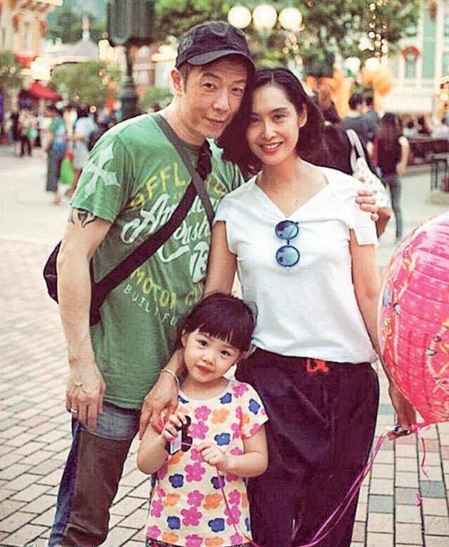 52岁朱茵现状：住深山残屋，开97年破车！活成了娱乐圈的“笑话”