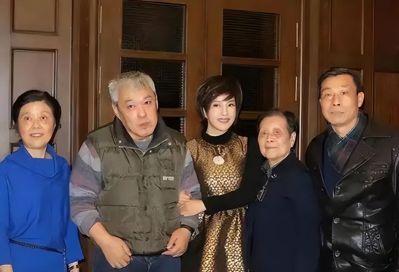 谢晋长女谢庆庆去世，天生低智仍给弟弟养老送终，刘晓庆发文悼念