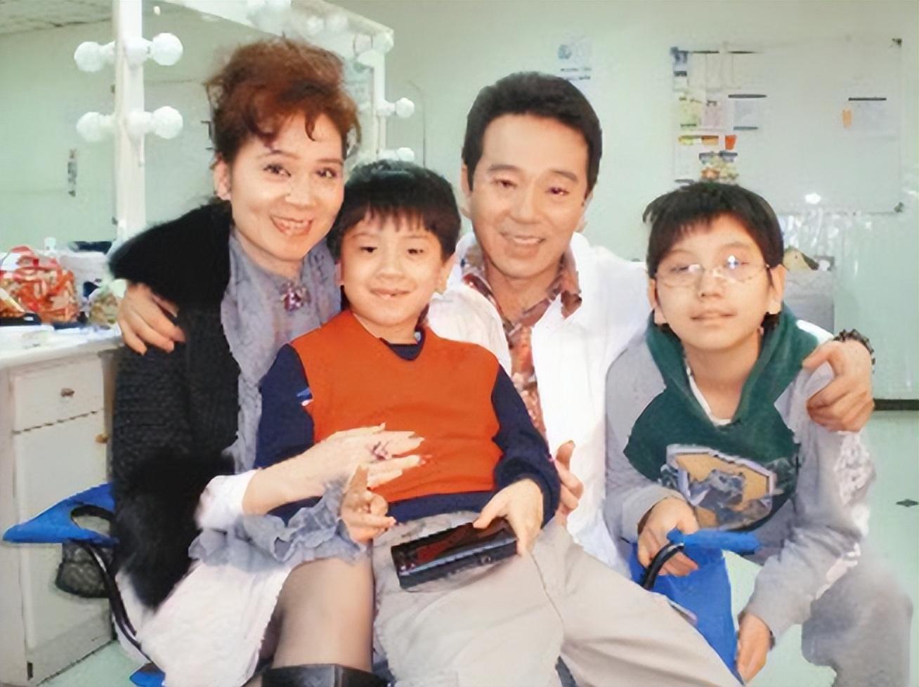 隐婚30年零绯闻，长期吃剩饭菜，一件衣服穿35年，却因直播被骂哭