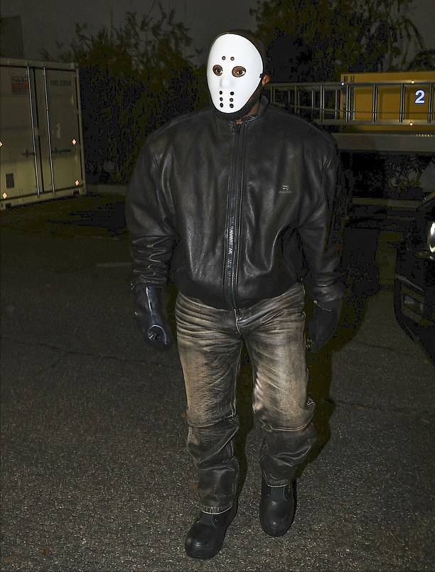 金卡戴珊出席派对好惊艳！挂脖上衣真省布料，秀出腹肌身材太绝了