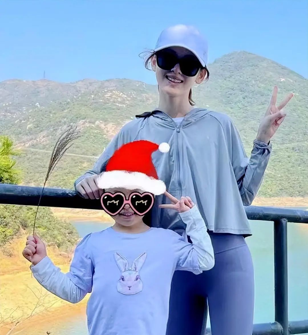 章泽天带双胞胎儿子出游，网友猜测龙凤胎长相，现场照片曝光！