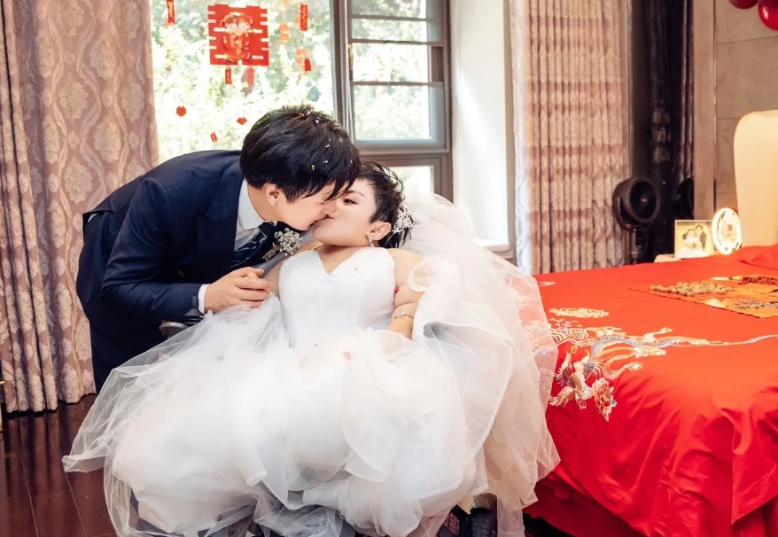 袖珍网红李喜梅官宣结婚，身高80厘米二婚嫁帅小伙，新郎改口费300w