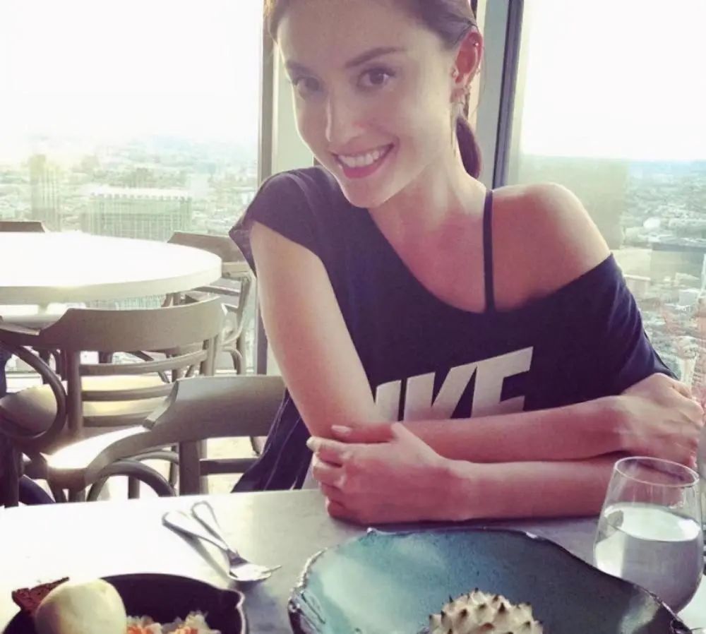 她曾是玉兰油女神,却沦为豪门情妇,如今独自带着4个孩子在英国