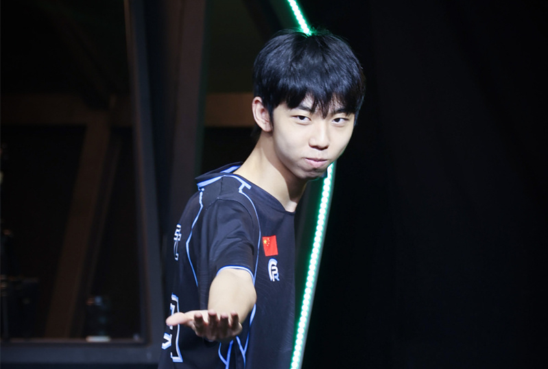 就混乱了,第二届选了正红的nh两人和左梓轩以及心态并不是很好的小鹿