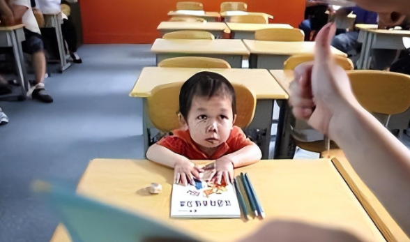 袖珍人吴康:他的外表看似小孩,实则36岁,如今靠拼图发家致富