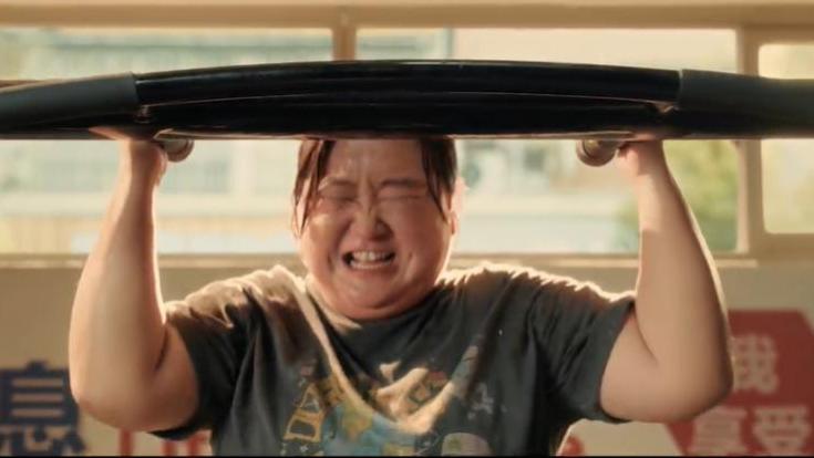 贾玲电影新海报惹争议，大特写五官挤变形，过度贩卖焦虑被吐槽